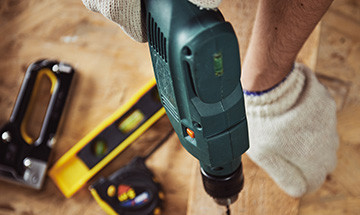 Mit der Bohrmaschine wird ein Loch in ein Holzbrett gebohrt - vhs Demohausen - www.itemkg.de